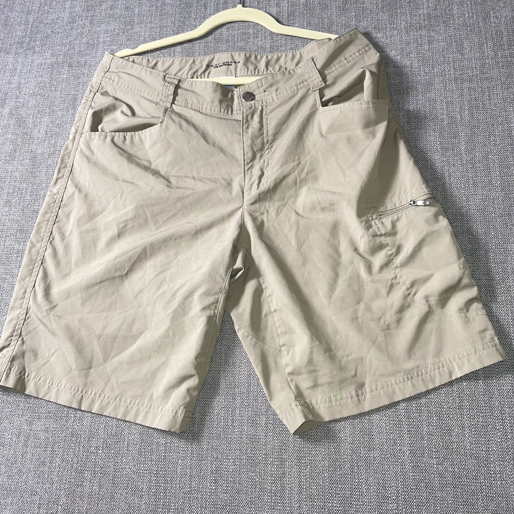 Columbia Omni Shade Cargo Shorts Mens 34x10 Beige Utility Pockets Sun Protection